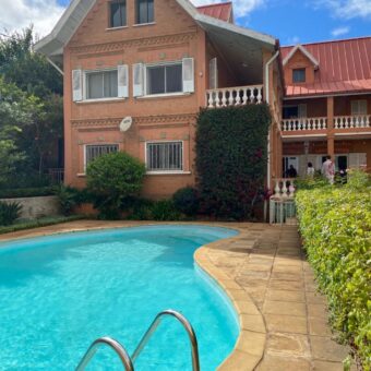 Location une villa traditionnelle de type F6 avec piscine située à Ambatobe