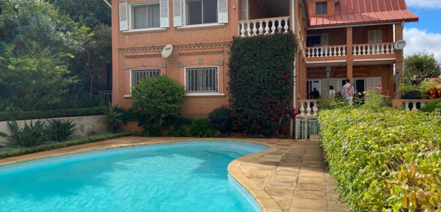 Location une villa traditionnelle de type F6 avec piscine située à Ambatobe
