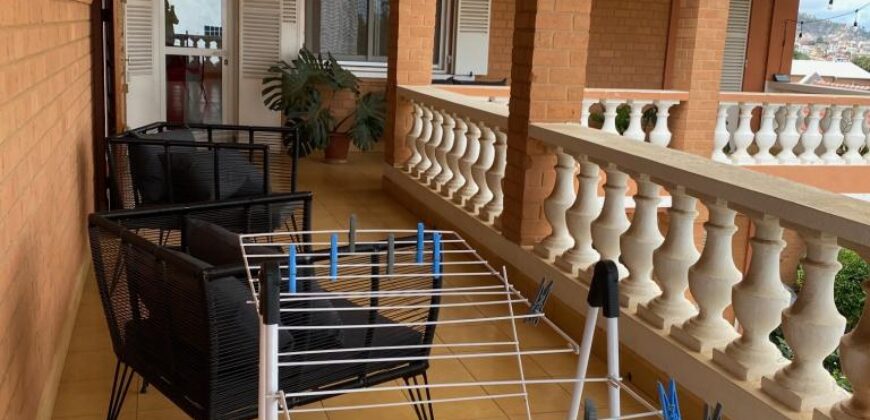 Location une villa traditionnelle de type F6 avec piscine située à Ambatobe