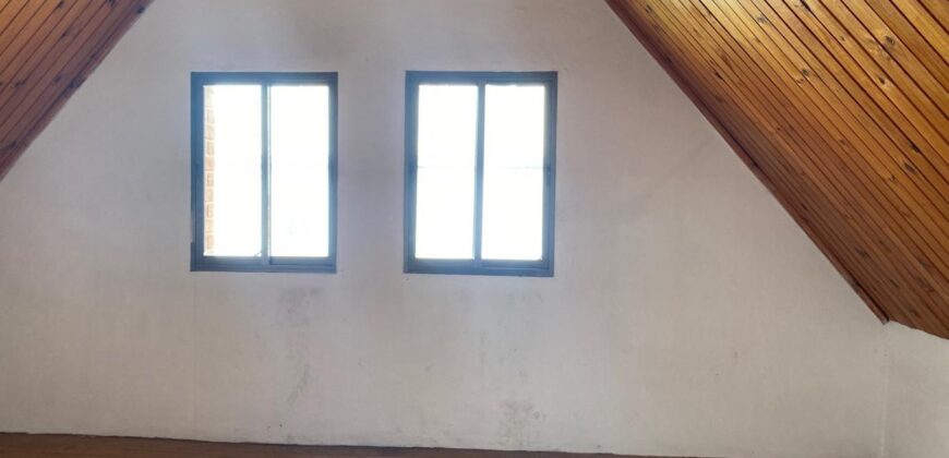 Location une villa traditionnelle de type F6 avec piscine située à Ambatobe