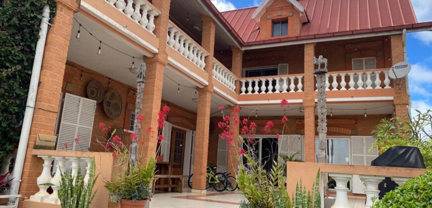 Location une villa traditionnelle de type F6 avec piscine située à Ambatobe