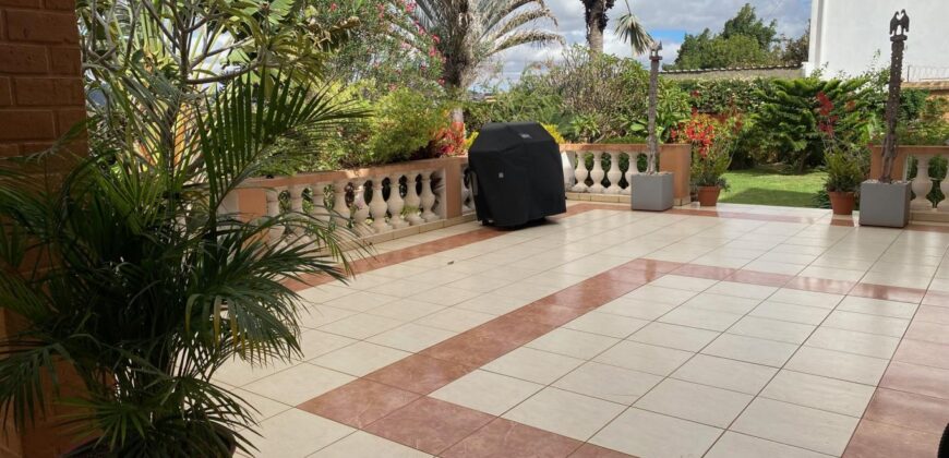 Location une villa traditionnelle de type F6 avec piscine située à Ambatobe