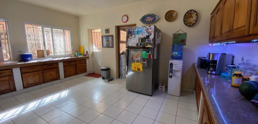 Location une villa traditionnelle de type F6 avec piscine située à Ambatobe