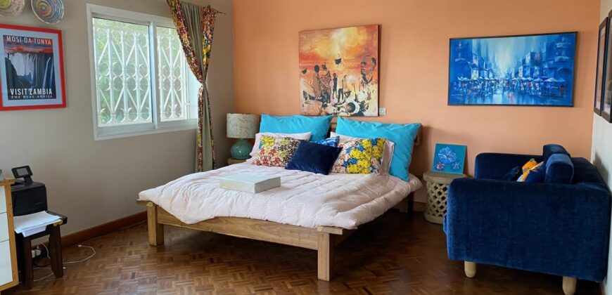 Location une villa traditionnelle de type F6 avec piscine située à Ambatobe
