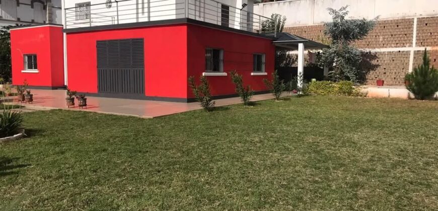 A louer une villa moderne de type F5 située dans un quartier calme et résidentiel avec une belle vue dégagée sur le golfe du Rova à Anosiala Ambohidratrimo
