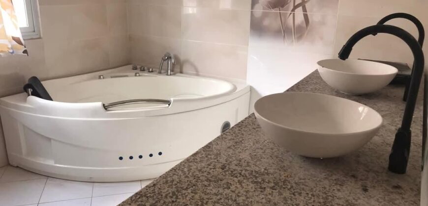A louer une villa moderne de type F5 située dans un quartier calme et résidentiel avec une belle vue dégagée sur le golfe du Rova à Anosiala Ambohidratrimo