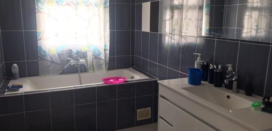A louer une villa moderne de type F5 située dans un quartier calme et résidentiel avec une belle vue dégagée sur le golfe du Rova à Anosiala Ambohidratrimo