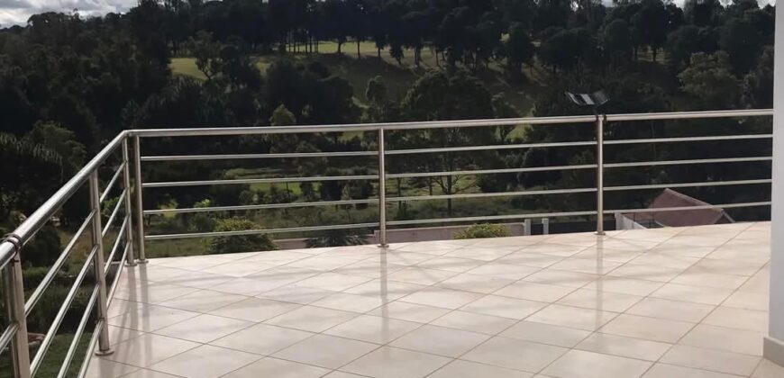 A louer une villa moderne de type F5 située dans un quartier calme et résidentiel avec une belle vue dégagée sur le golfe du Rova à Anosiala Ambohidratrimo