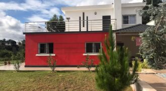 A louer une villa moderne de type F5 située dans un quartier calme et résidentiel avec une belle vue dégagée sur le golfe du Rova à Anosiala Ambohidratrimo