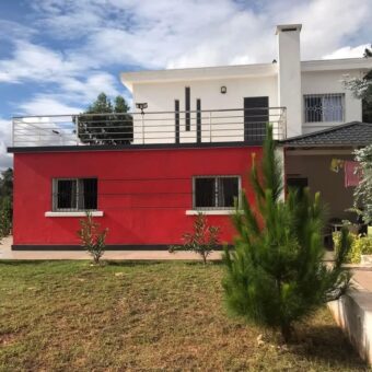 A louer une villa moderne de type F5 située dans un quartier calme et résidentiel avec une belle vue dégagée sur le golfe du Rova à Anosiala Ambohidratrimo