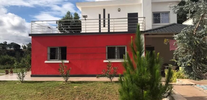 A louer une villa moderne de type F5 située dans un quartier calme et résidentiel avec une belle vue dégagée sur le golfe du Rova à Anosiala Ambohidratrimo