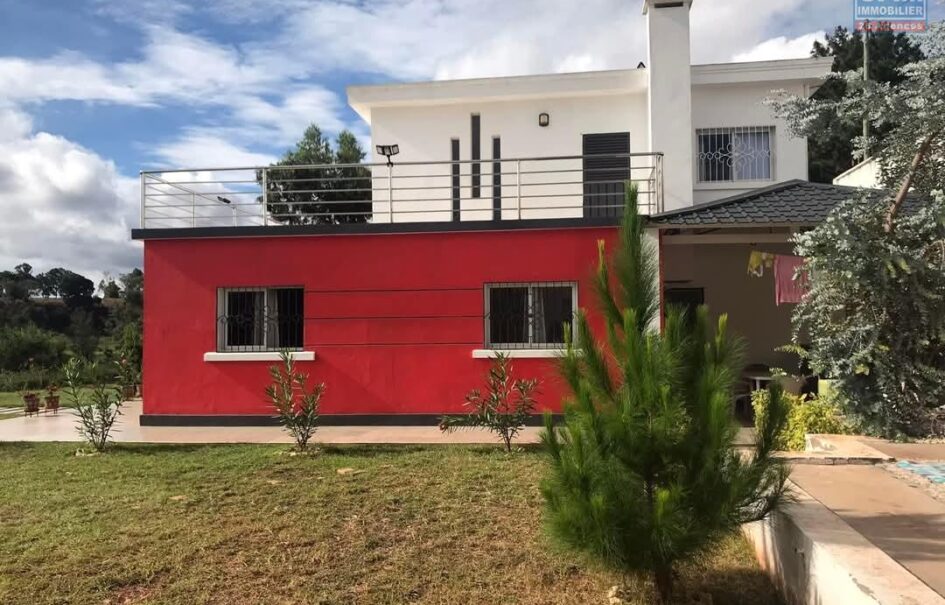 A louer une villa moderne de type F5 située dans un quartier calme et résidentiel avec une belle vue dégagée sur le golfe du Rova à Anosiala Ambohidratrimo
