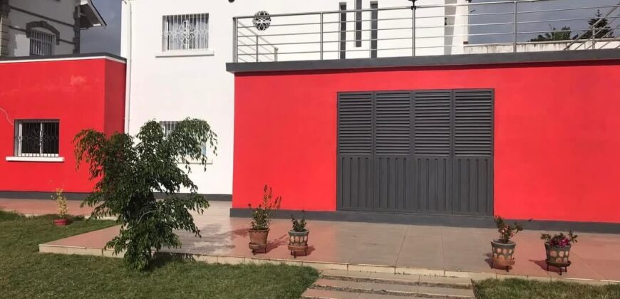A louer une villa moderne de type F5 située dans un quartier calme et résidentiel avec une belle vue dégagée sur le golfe du Rova à Anosiala Ambohidratrimo