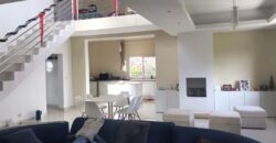 A louer une villa moderne de type F5 située dans un quartier calme et résidentiel avec une belle vue dégagée sur le golfe du Rova à Anosiala Ambohidratrimo