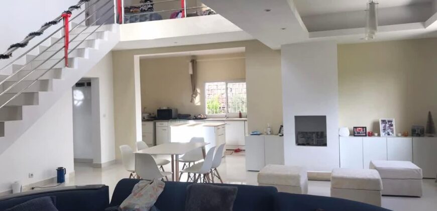 A louer une villa moderne de type F5 située dans un quartier calme et résidentiel avec une belle vue dégagée sur le golfe du Rova à Anosiala Ambohidratrimo