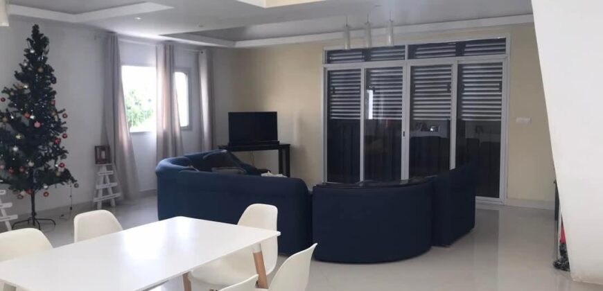 A louer une villa moderne de type F5 située dans un quartier calme et résidentiel avec une belle vue dégagée sur le golfe du Rova à Anosiala Ambohidratrimo