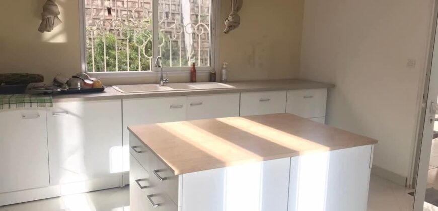 A louer une villa moderne de type F5 située dans un quartier calme et résidentiel avec une belle vue dégagée sur le golfe du Rova à Anosiala Ambohidratrimo