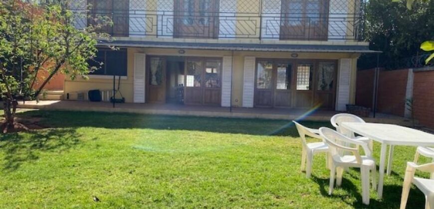 A louer une villa T5 meublée et équipée située dans un quartier calme à  Nanisana