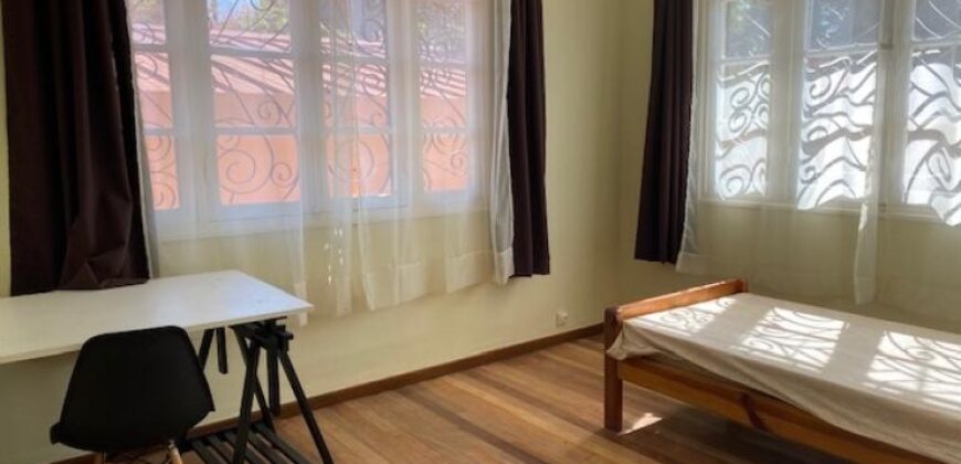 A louer une villa T5 meublée et équipée située dans un quartier calme à  Nanisana