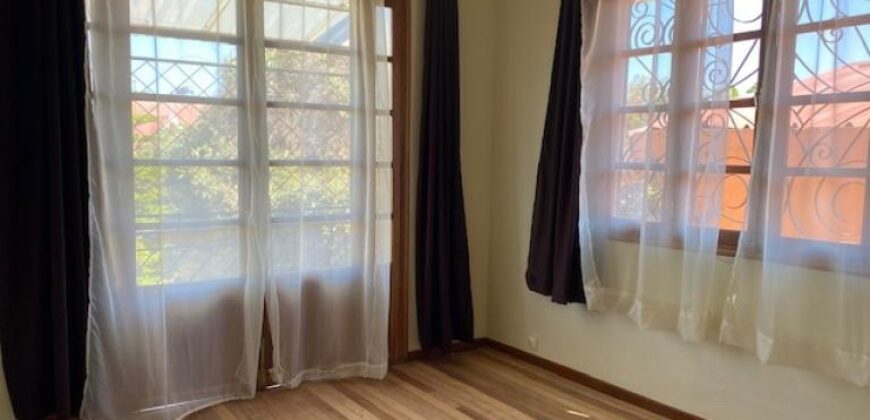 A louer une villa T5 meublée et équipée située dans un quartier calme à  Nanisana