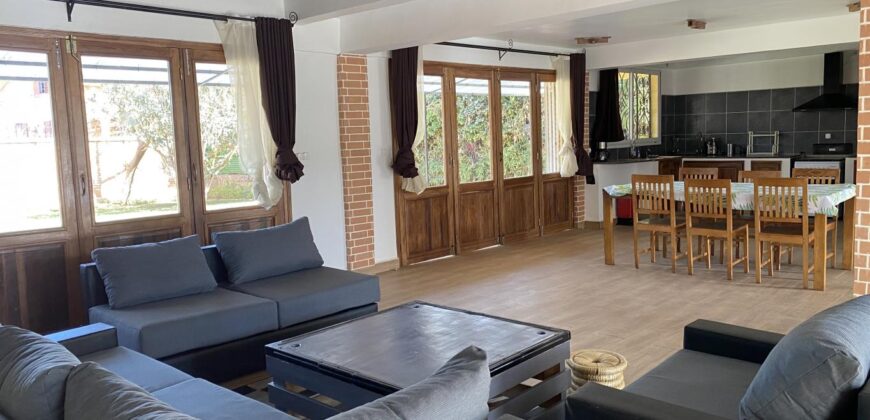 A louer une villa T5 meublée et équipée située dans un quartier calme à  Nanisana