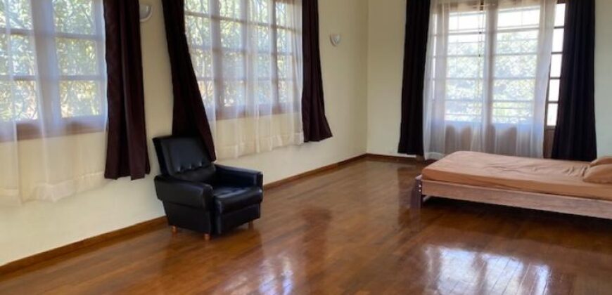 A louer une villa T5 meublée et équipée située dans un quartier calme à  Nanisana