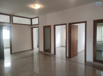 A louer un spacieux appartement T6 de 150 m2 situé dans un quartier calme à Ankerana