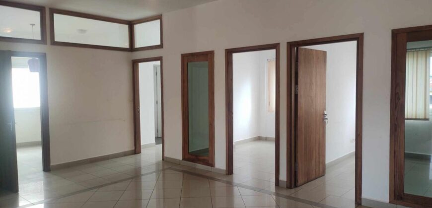 A louer un spacieux appartement T6 de 150 m2 situé dans un quartier calme à Ankerana