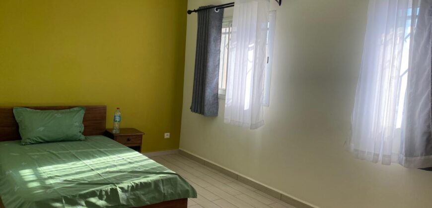 A louer une villa mitoyenne meublée de type F5 située dans une résidence sécurisée à Ambohijanaka
