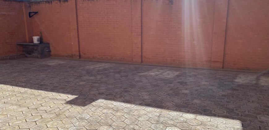 A louer une villa mitoyenne meublée de type F5 située dans une résidence sécurisée à Ambohijanaka