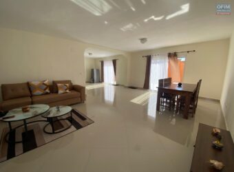 A louer une villa mitoyenne meublée de type F5 située dans une résidence sécurisée à Ambohijanaka
