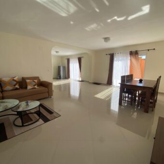 A louer une villa mitoyenne meublée de type F5 située dans une résidence sécurisée à Ambohijanaka