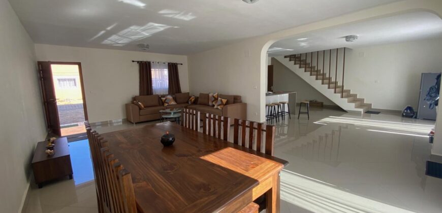 A louer une villa mitoyenne meublée de type F5 située dans une résidence sécurisée à Ambohijanaka