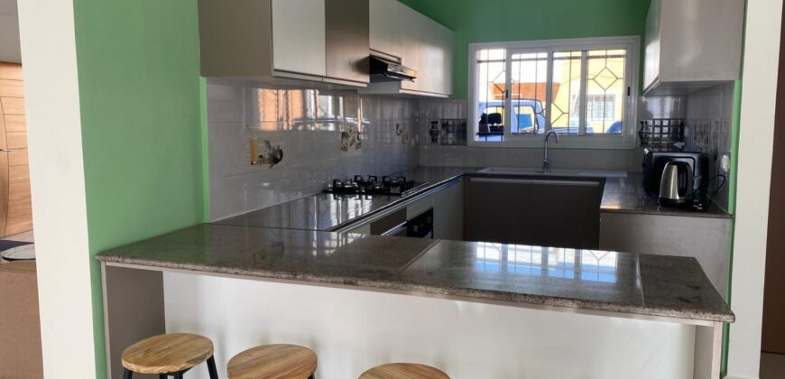 A louer une villa mitoyenne meublée de type F5 située dans une résidence sécurisée à Ambohijanaka