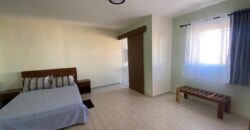 A louer une villa mitoyenne meublée de type F5 située dans une résidence sécurisée à Ambohijanaka