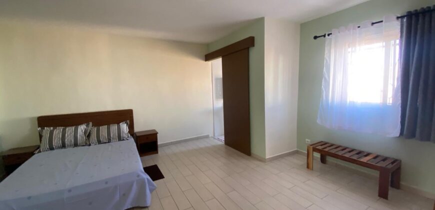 A louer une villa mitoyenne meublée de type F5 située dans une résidence sécurisée à Ambohijanaka