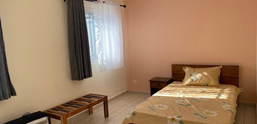 A louer une villa mitoyenne meublée de type F5 située dans une résidence sécurisée à Ambohijanaka