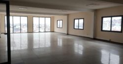 A louer un spacieux local de 285 m2 avec parking situé à Isoraka