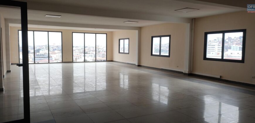 A louer un spacieux local de 285 m2 avec parking situé à Isoraka