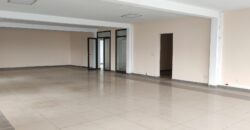 A louer un spacieux local de 285 m2 avec parking situé à Isoraka