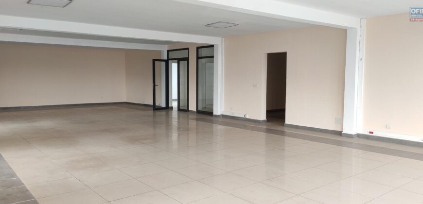 A louer un spacieux local de 285 m2 avec parking situé à Isoraka