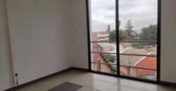 A louer un spacieux local de 285 m2 avec parking situé à Isoraka