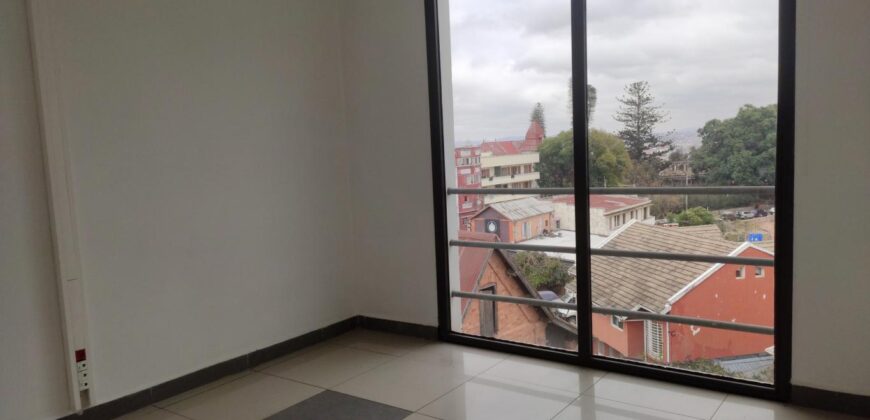 A louer un spacieux local de 285 m2 avec parking situé à Isoraka