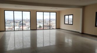 A louer un spacieux local de 285 m2 avec parking situé à Isoraka