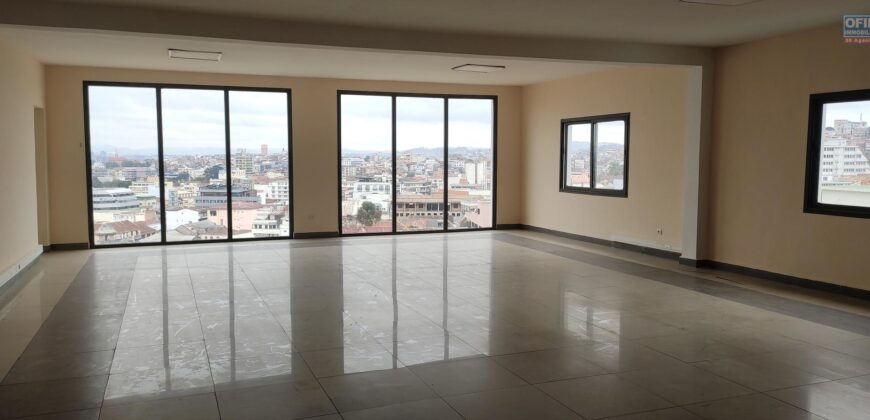 A louer un spacieux local de 285 m2 avec parking situé à Isoraka