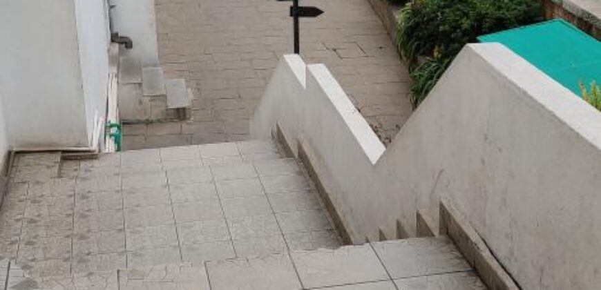 A louer un spacieux local de 285 m2 avec parking situé à Isoraka
