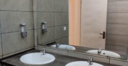 A louer un spacieux local de 285 m2 avec parking situé à Isoraka