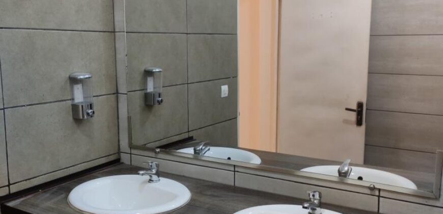A louer un spacieux local de 285 m2 avec parking situé à Isoraka