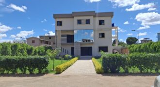 A vendre une ville de type F7 sur un terrain de 922 m2 située à Ampitatafika