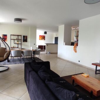 A louer un bel appartement de standing T4 non meublé situé dans un quartier résidentiel calme à Ivandry